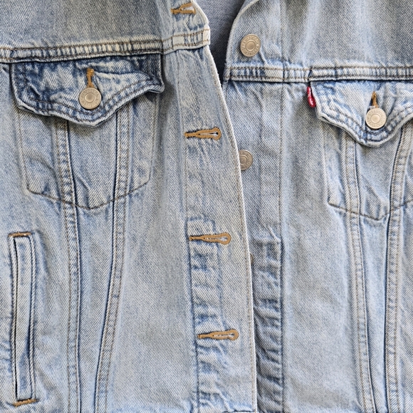 Levi's Light Wash Cropped Denim Jacket - Picture 3 of 8